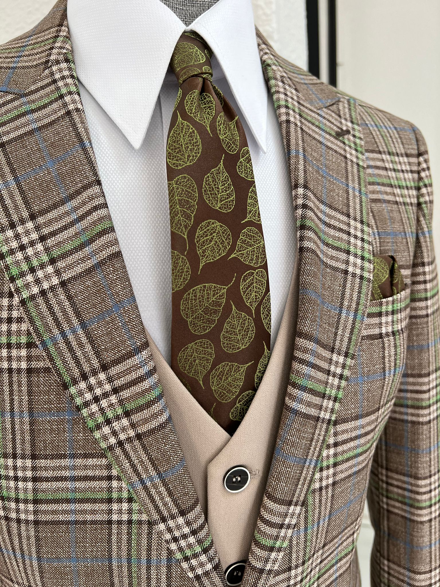 I want to wear this exact suit, shirt, and tie combo. | Beige suits, Suits, Khaki  suit